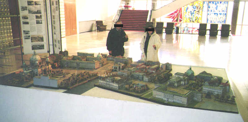 Das gesamte Modell, im Hintergrund beeindruckende DDR-Glasmalerei